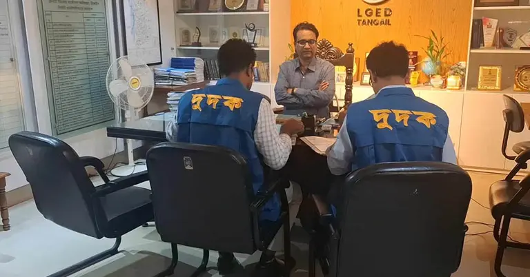 এলজিইডির নির্বাহী প্রকৌশলী কামরুজ্জামানের উপস্থিতিতে অভিযান চালায় দুদক